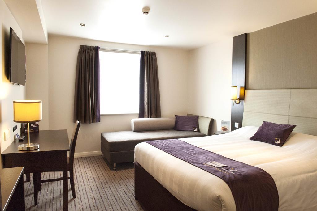 Premier Inn London Elstree / Borehamwood Bagian luar foto